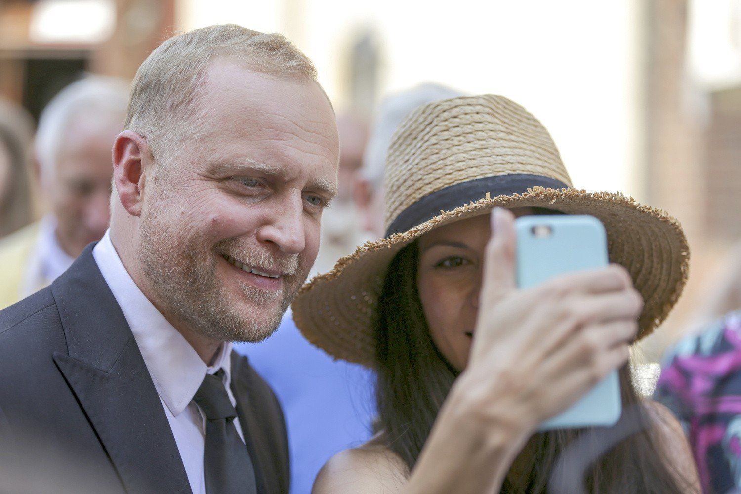 W 2019 roku popularny aktor Piotr Adamczyk wziął ślub z piękną modelką i aktorką Karoliną Szymczak. Pani Karolina ma na swoim koncie liczne sukcesy, z filmowych rolę u boku Brada Pitta. Oto jak teraz wygląda żona Piotra Adamczyka - mamy jej prywatne zdjęcia. Zobacz na kolejnych slajdach w galerii &gt;&gt;&gt;