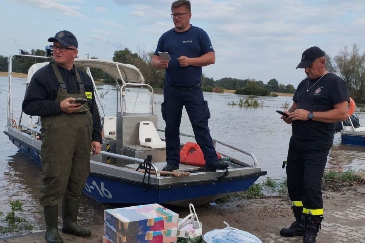 Policjanci wiozą dary i pomoc humanitarną na łodzi