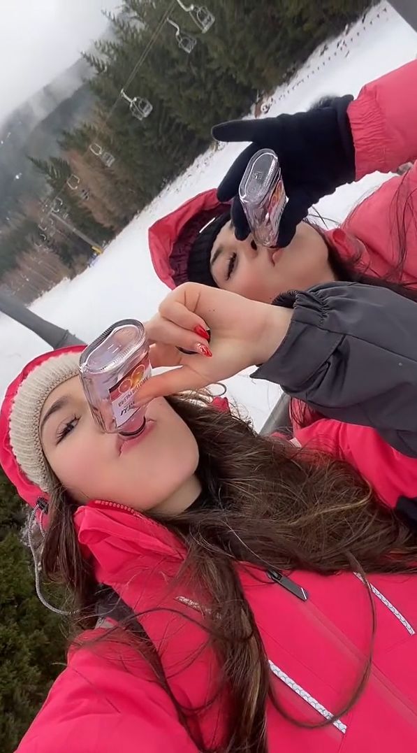 Tiktokerzy normalizują picie alkoholu na nartach