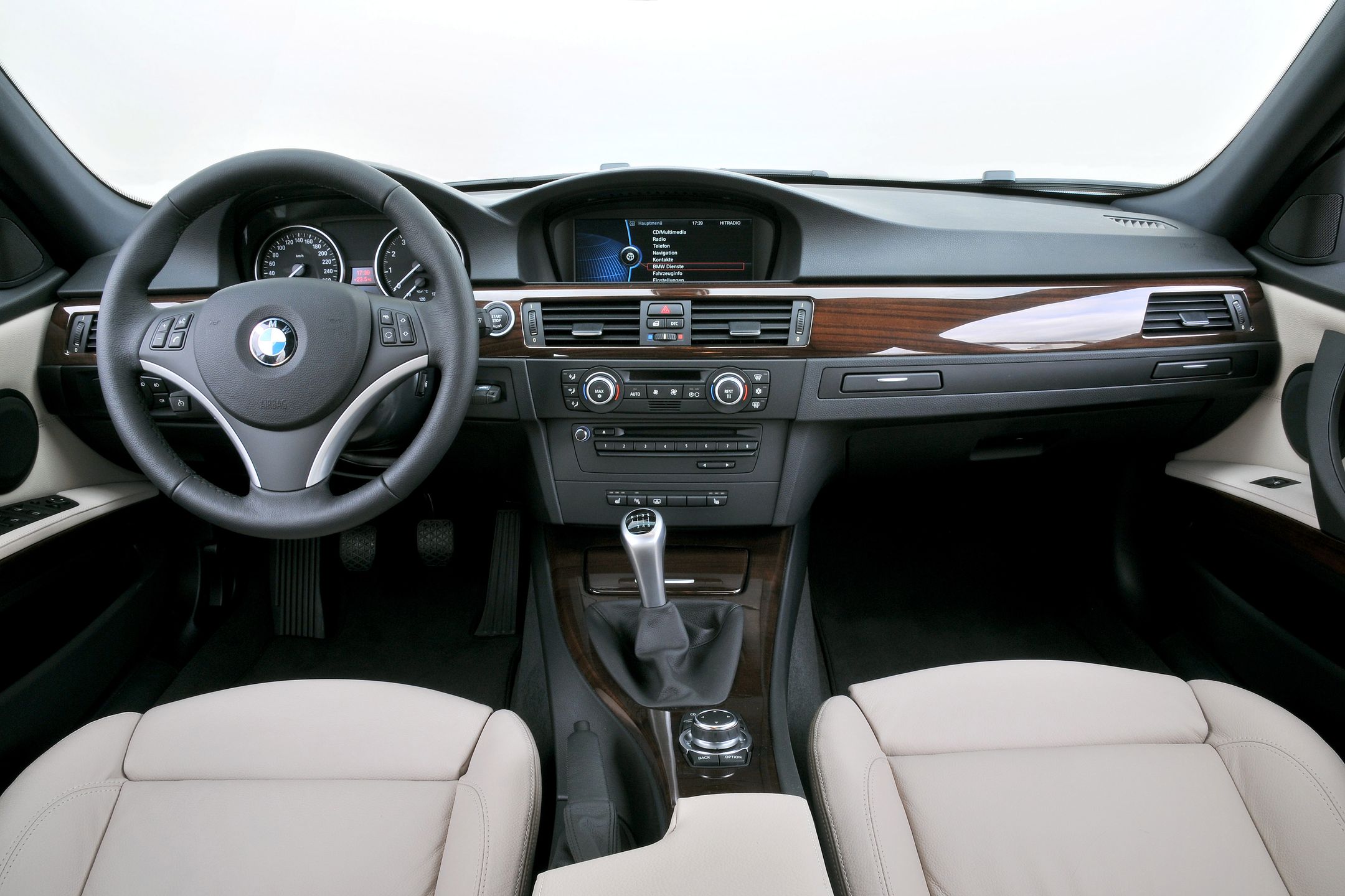 Klasyczna deska BMW mogła być też ozdabiana w inny sposób