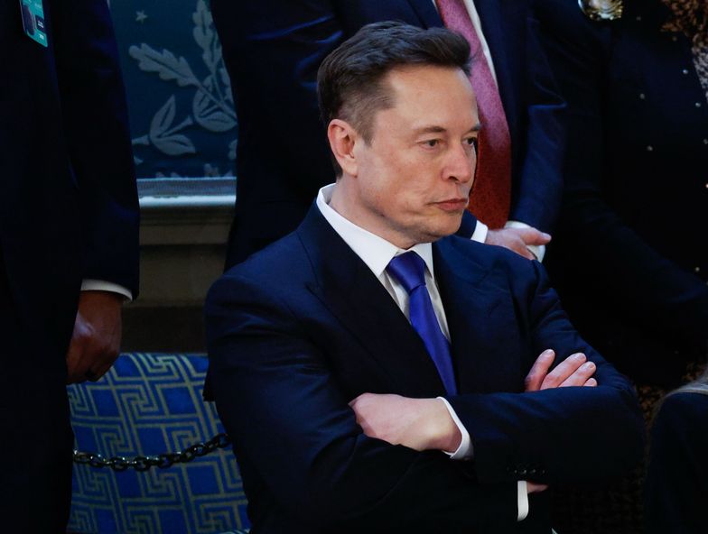 Elon Musk ma problem. Akcje Tesli nurkują