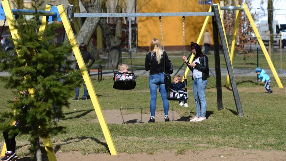Wiosna 2018
Fot. Adam Staskiewicz/East News, Sieradz, 04.04.2018. Oznaki wiosny. N/z plac zabaw, dzieci bawia sie z rodzicami.
Adam Staskiewicz