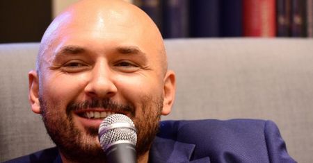 Patryk Vega nie musi martwić się wstrzymanymi planami zdjęciowymi? "Ma kilka filmów NAKRĘCONYCH NA ZAPAS"