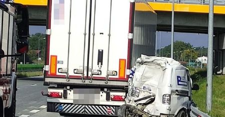 23-latek malował pasy na jezdni. Wjechał w niego tir