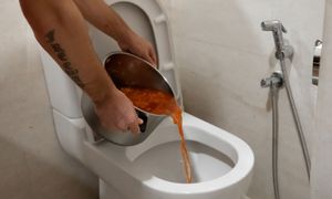 Wylewasz zupę do toalety? Lepiej tego nie rób