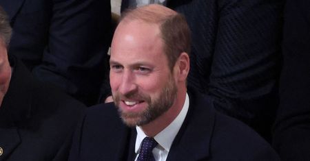 Elegancki książę William bryluje w Paryżu. Księżnej Kate przy nim nie było