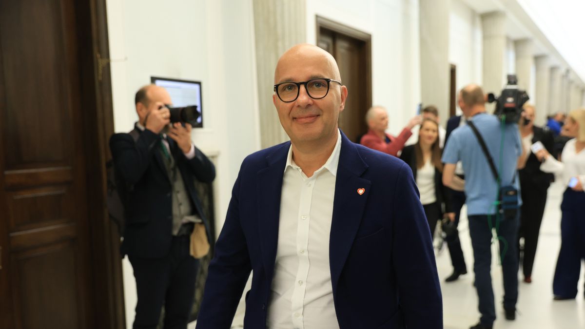 Robert Kropiwnicki
Warszawa, 13.11.2023. Pose� KO Robert Kropiwnicki (C) na korytarzu sejmowym, w drodze na pierwsze posiedzenie izby, 13 bm. w Warszawie. (amb) PAP/Rafa� Guz
Rafa� Guz
inauguracja, inauguracyjne posiedzenie Sejmu, Koalicja Obywatelska, pierwsze posiedzenie, polityk polityka, pose�, posiedzenie, sejm, sejmie, sejmu, spotkanie, X kadencji