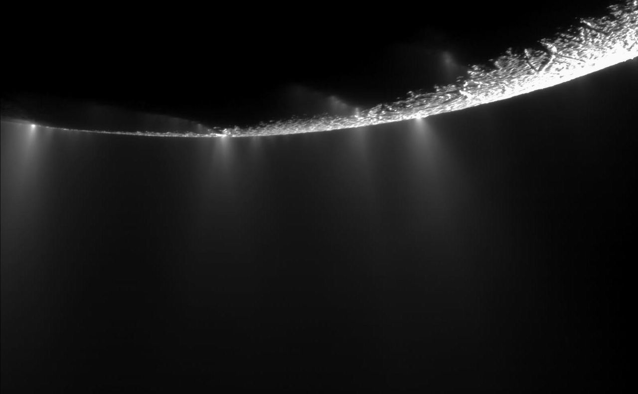 Pióropusze pary wodnej, lodu i soli wystrzeliwują z powierzchni Enceladusa.