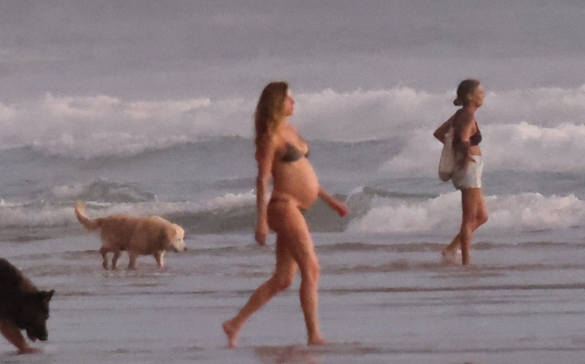 Gisele Bundchen w zaawansowanej ciąży na plaży w Costa Rica