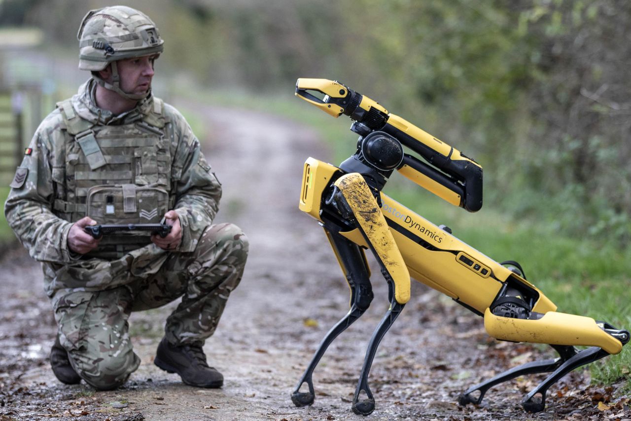 Jeden z robotów Boston Dynamics służący w wojsku. Widoczne ramię w miejscu "głowy"