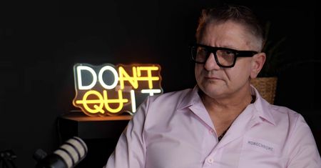 Na co dzień dyrektor, po godzinach mówi o swojej walce z alkoholem. Powstał podcast "MegaMoowni"