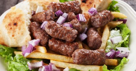 Wyrabiam mięsną masę i nadziewam na patyczki. Nikt już nie prosi o zwykłe mielone