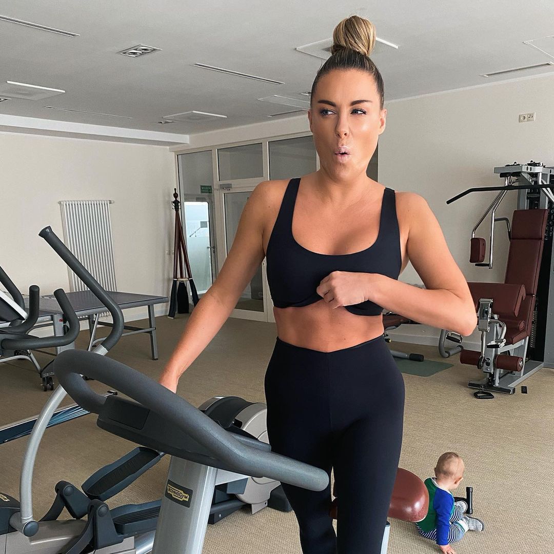 Małgorzata Rozenek pozuje w samej koszulce