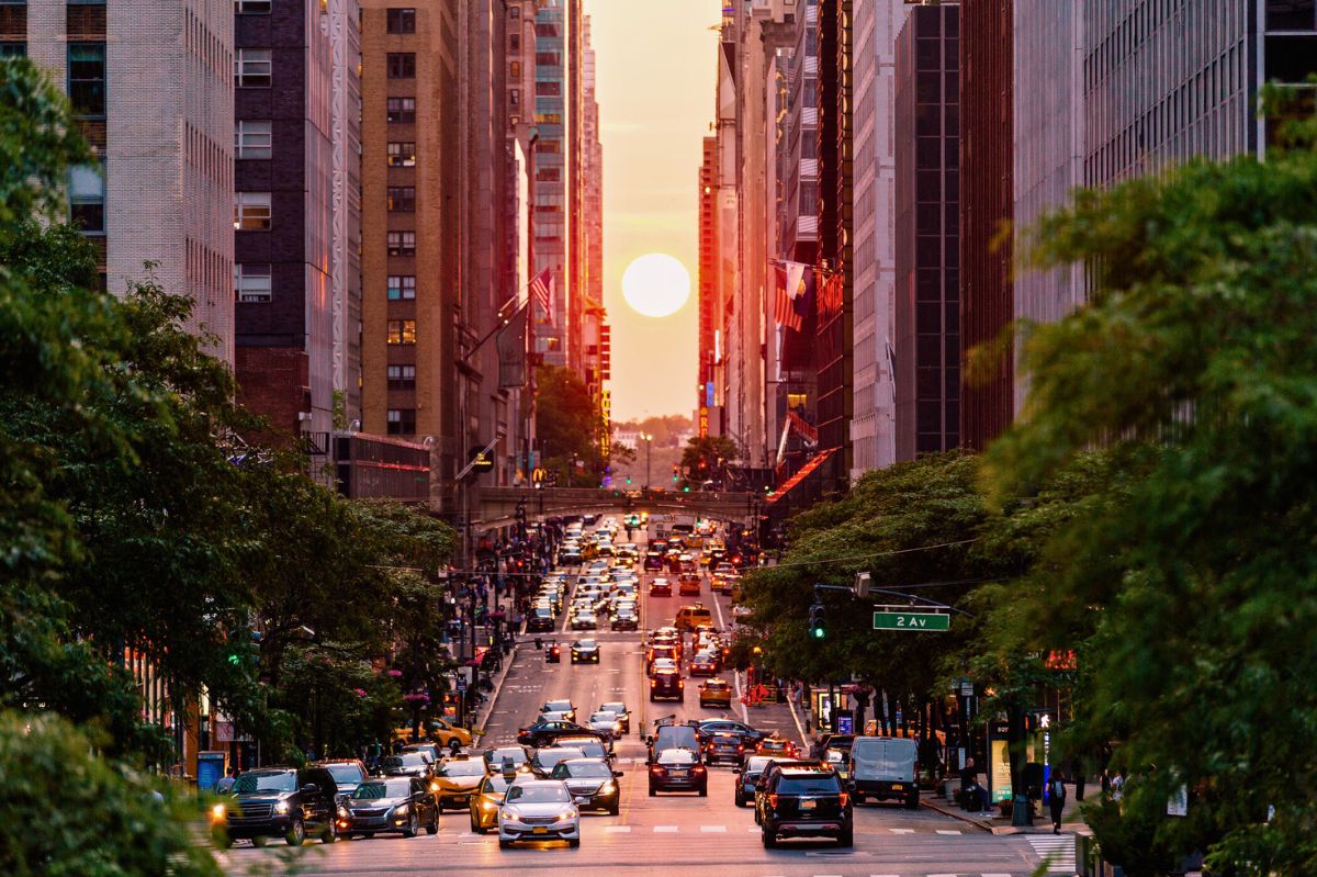 Oszałamiający zachód słońca w Nowym Jorku. Zobaczysz go tylko dwa razy w roku