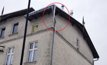 Spojrzał w górę i zamarł. Taki sopel wisiał z dachu