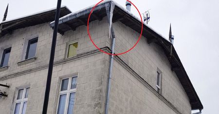 Spojrzał w górę i zamarł. Taki sopel wisiał z dachu