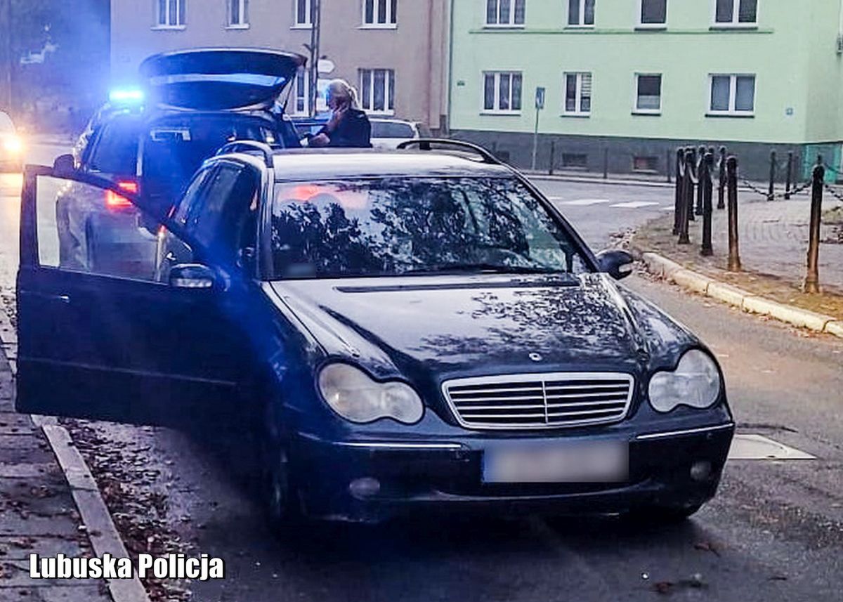 Mężczyzna zasnął w aucie. Policjanci nie uwierzyli w to, co mówił