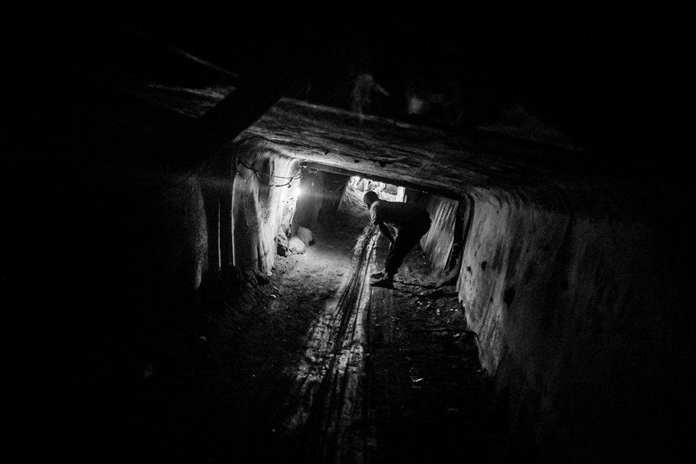Rafah, Przemytnik oczekuje na transport towarów z Egiptu w jednym z ok 300 nielegalnych tuneli łączących Strefę z Egiptem. Tunele te są ciągle namierzane przez Izraelskie samoloty bezzałogowe i bombardowane przez myśliwce.