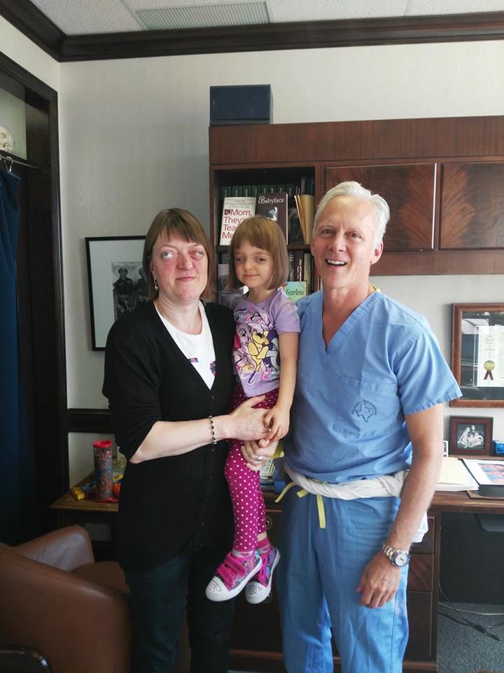 Lenka z mamą wraz z dr Fearonem, który uratował życie dziewczynki