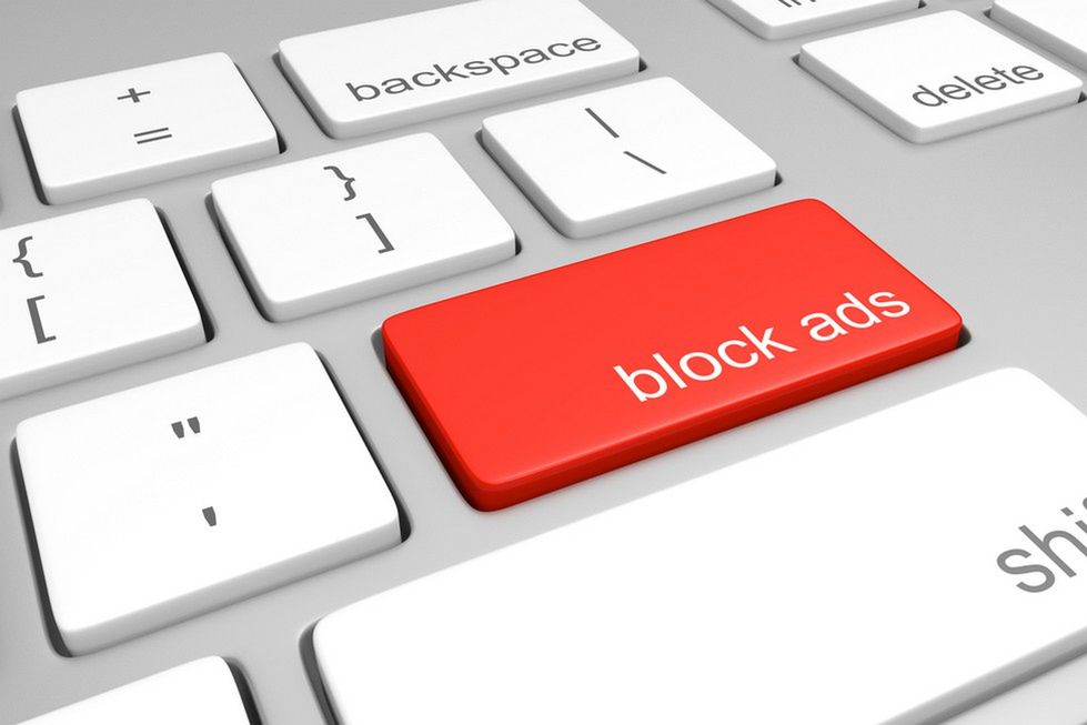 Zdjęcie klawiatury z klawiszem block ads pochodzi z serwisu Shutterstock
