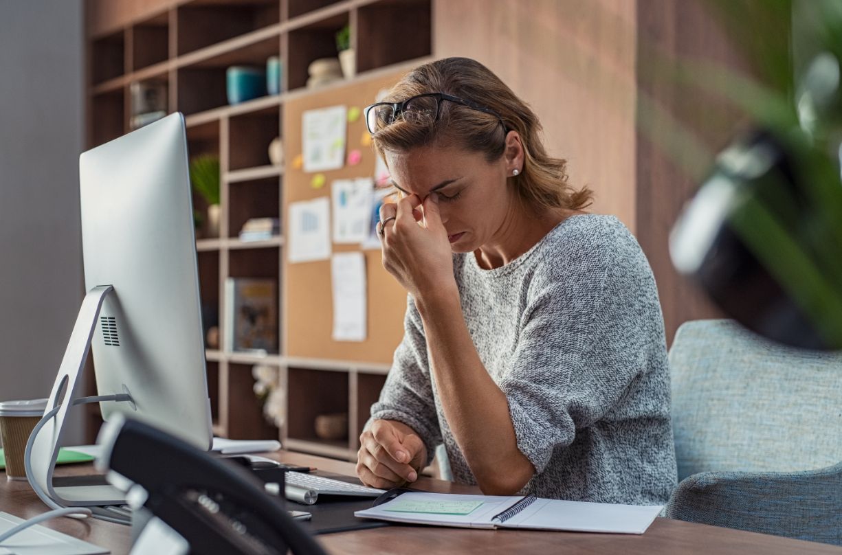 Migrena, zaliczana do samoistnego bólu głowy, to niezwykle powszechny problem zdrowotny.