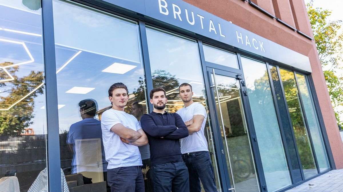 Salon BRUTAL HACK znajduje się w biurowcu przy ul. Sportowej 18/20 w Toruniu.