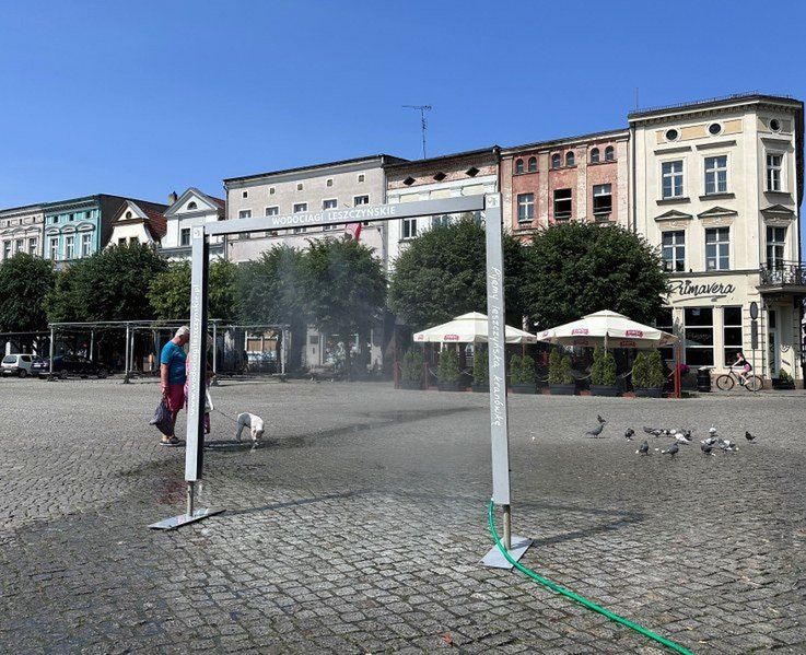 Bramka wodna na rynku w Lesznie. Wodna mgiełka ma pomóc podczas upałów