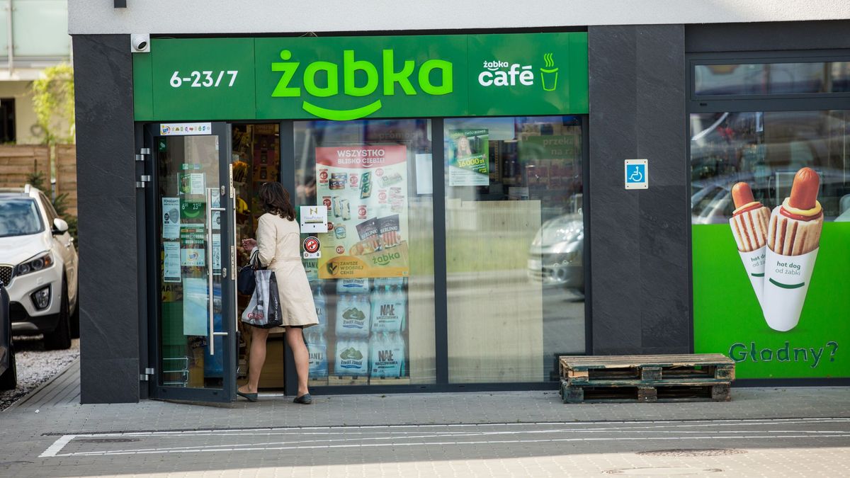 Na zdjęciu kobieta wchodząca do sklepu Żabki