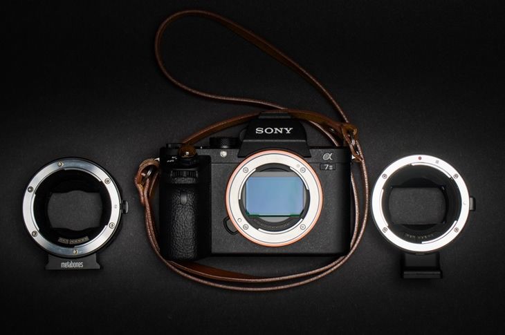 Sony A7 II z adapterami Metabones i Commlite.