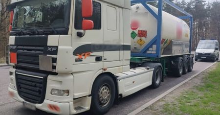 Białoruski kierowca pracował na dwóch kartach do tachografu. Dostał 23 mandaty na ponad 9 tys. złotych