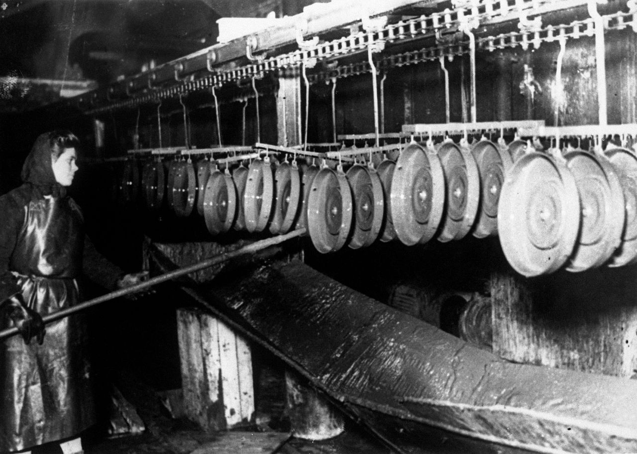 Przymusowa pracownica z Europy wschodniej podczas produkcji min przeciwpancernych w fabryce Volkswagena (fot. archiwum Volkswagena)