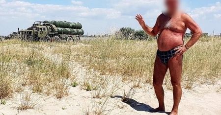 Fotka półnagiego Rosjanina. Widzicie, co jest w tle?