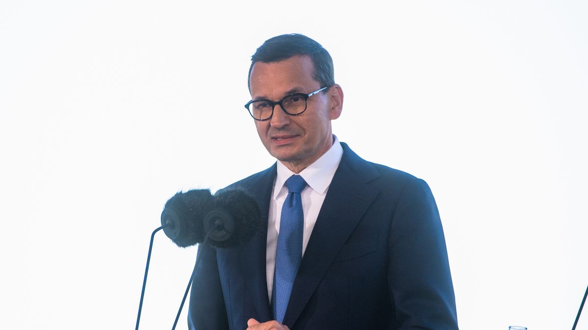 Kopenhaga, Dania, 30.08.2022. Premier Mateusz Morawiecki podczas konferencji prasowej w trakcie Bornholm Summit w Kopenhadze, 30 bm. W zorganizowanym przez szefową duńskiego rządu spotkaniu uczestniczyli także premierzy Estonii, Finlandii i Łotwy, prezydent Litwy oraz przewodnicząca Komisji Europejskiej. Głównym tematem rozmów było wzmocnienie współpracy dotyczącej bezpieczeństwa energetycznego w regionie Morza Bałtyckiego. (jm) PAP/Andrzej Lange