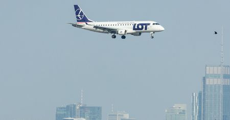 Chwile grozy w Warszawie. Lądujący pilot zauważył dużego drona