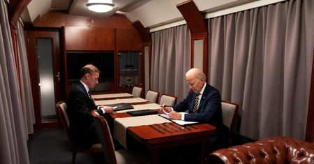 Joe Biden w pociągu. To zdjęcie przejdzie do historii