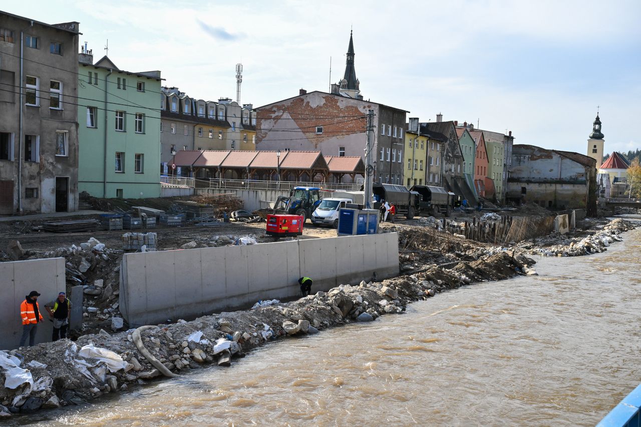 Lądek Zdrój, 14.10.2024. Zniszczenia po powodzi w Lądku Zdroju, 14 bm. Mija miesiąc od katastrofalnej powodzi, która nawiedziła południowo-zachodnie tereny Polski. (aldg) PAP/Maciej Kulczyński