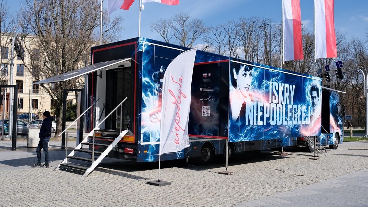 Ciężarówka Iskry Niepodległej zaparkowana na pl. Teatralnym przed CSK Lublin