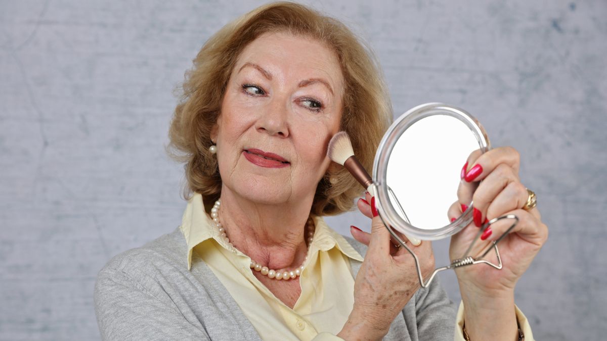 Kobieta malująca policzki