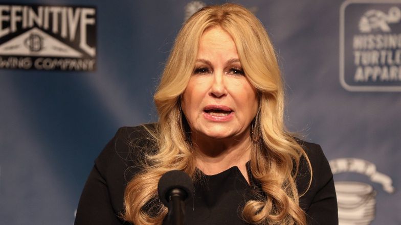 Jennifer Coolidge miała WŁAMANIE! Aktorka relacjonuje: "Jakiś człowiek przeskoczył bramę i chodzi po moim trawniku"