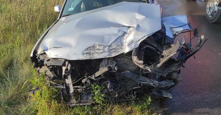 Wjechał volkswagenem pod lokomotywę i uciekł do domu. Jego tłumaczenie zaskakuje