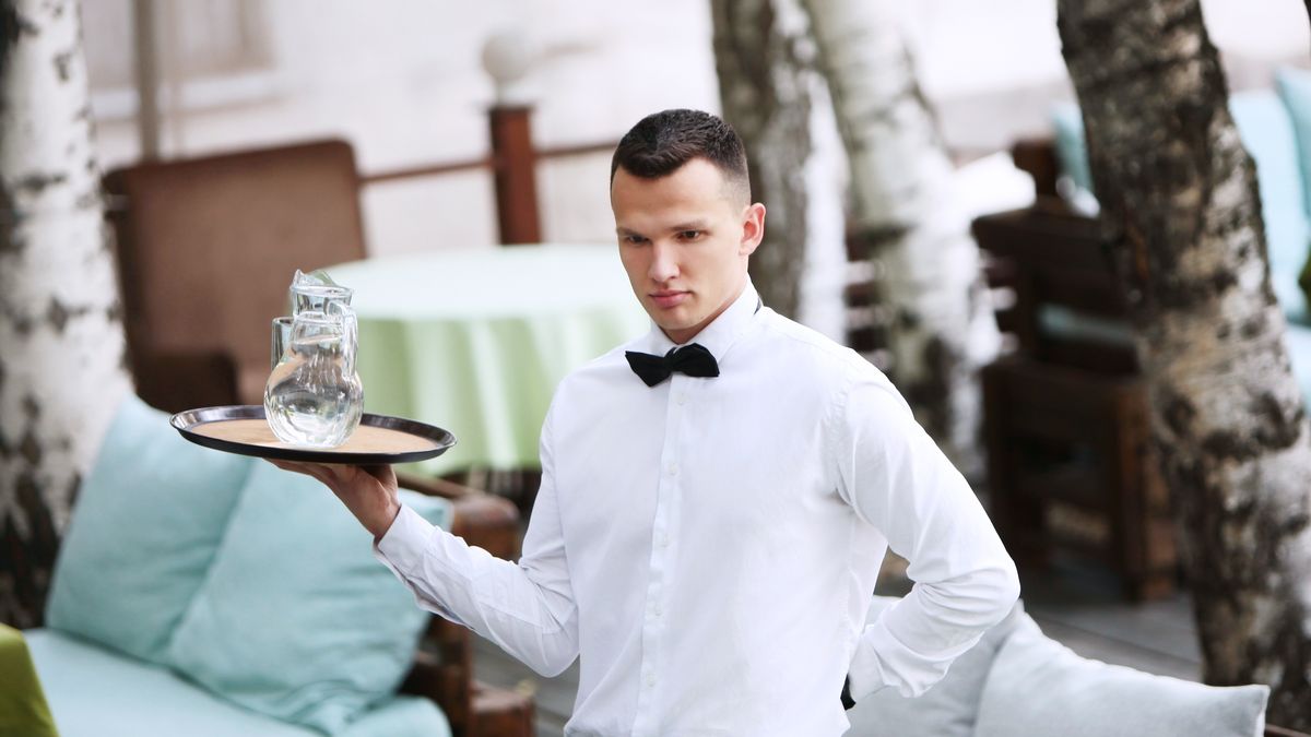 Kelner dostał spory napiwek za podanie klientowi wody