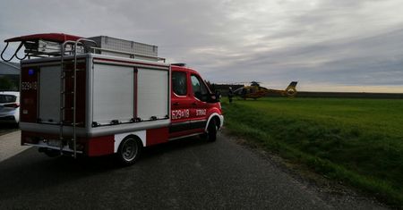Auto wpadło do stawu. W środku 10-latka. Lądował śmigłowiec LPR