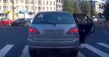 Kierowca stanął na pasach. Pieszy odegrał się, wsiadł i przeszedł przez jego auto