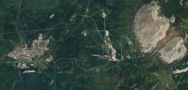 Satelitarny widok miasta Mieżgorie i góry Jamantau
