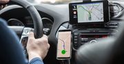 Droga nawigacja czy tani smartfon. Rozwiązanie doskonałe do auta