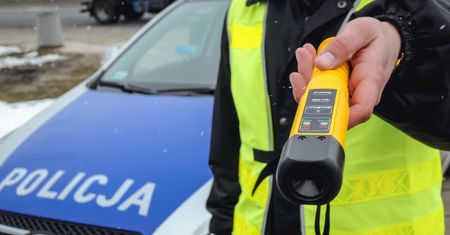 Policjant zatrzymany przez kolegów z patrolu. Był pijany podczas służby