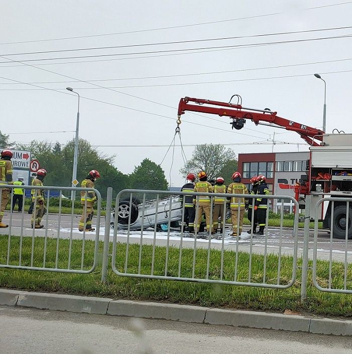 Dachowanie BMW na ul. Mełgiewskiej w Lublinie 17.05.2021