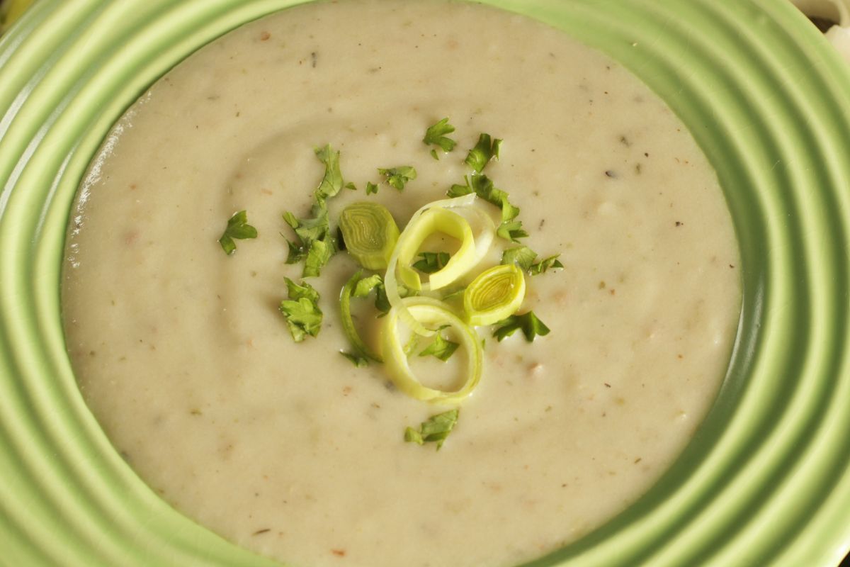 Processed cheese will make the leek cream soup velvety.