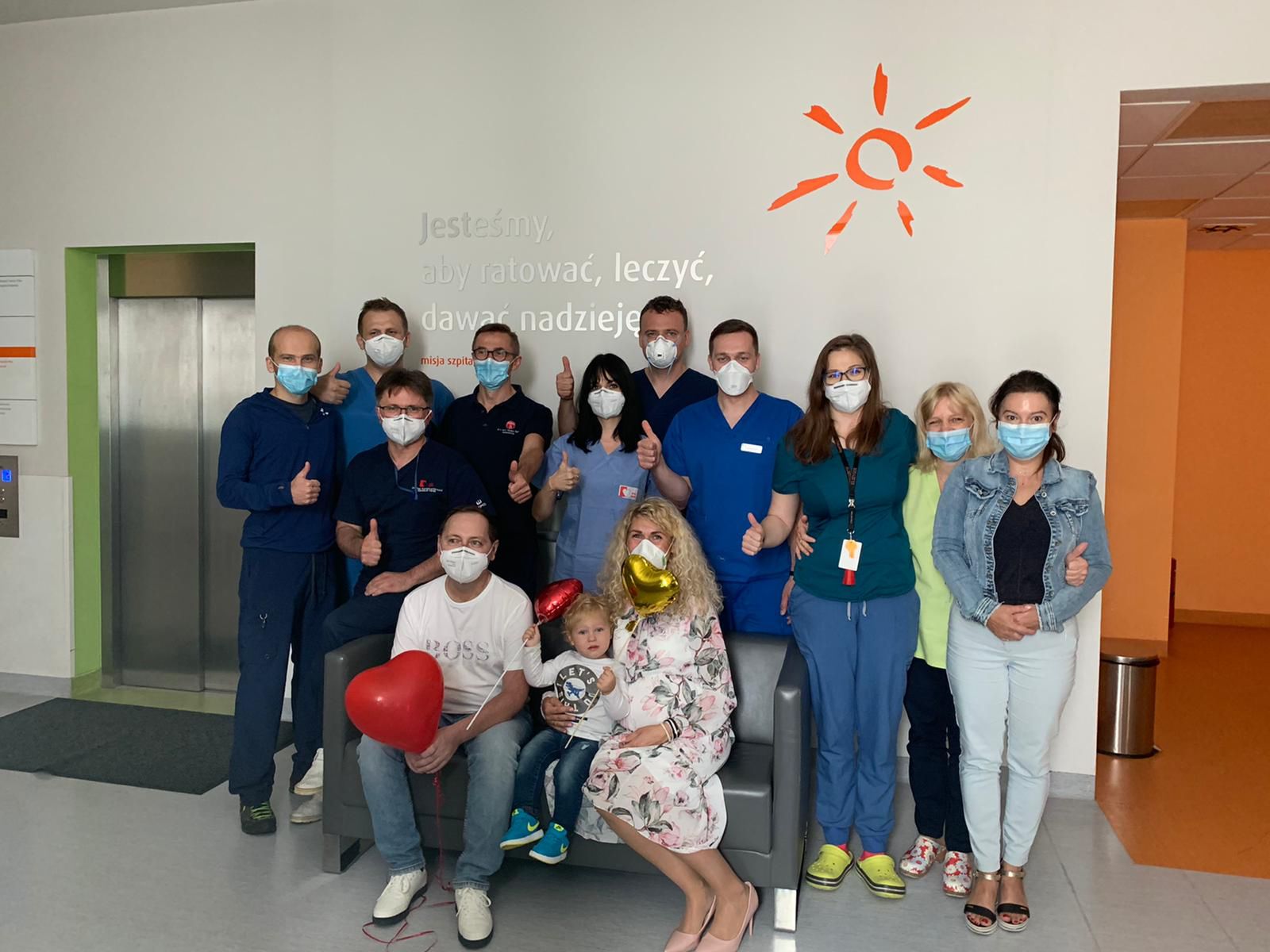 Pan Grzegorz z rodziną i lekarzami w dniu opuszczenia Śląskiego Centrum Chorób Serca w Zabrzu
