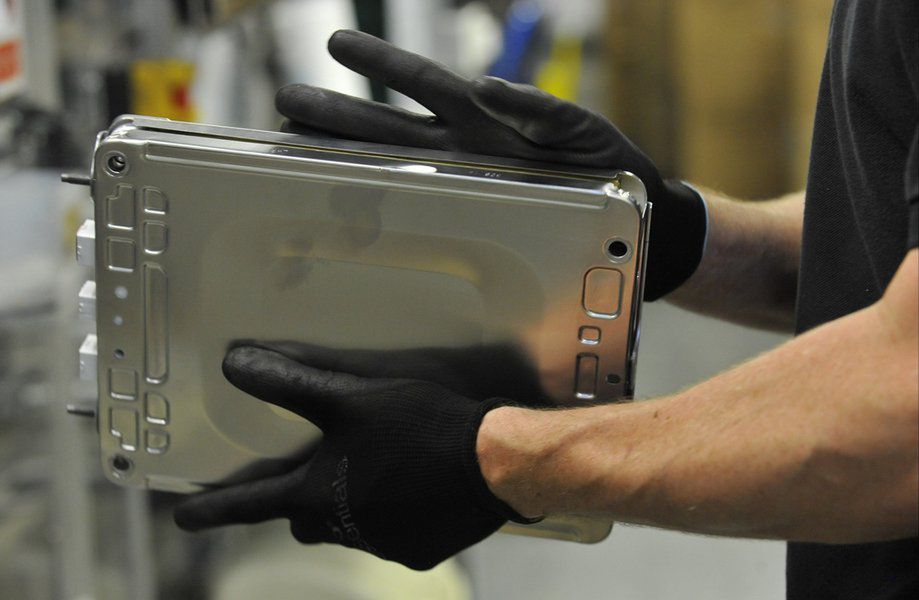 Akumulatory jak sztabki złota: elektromobilność wiąże się z ogromnymi pieniędzmi (fot. Newspress)